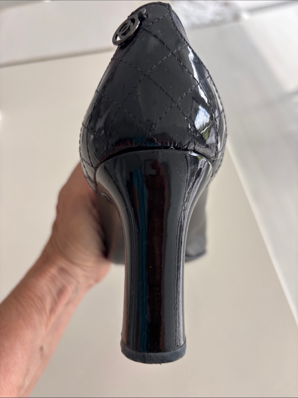 Vintage Chanel pumps Black leather/patent leather. Chanel logo on back of shoe. - Picture 5 of 10
